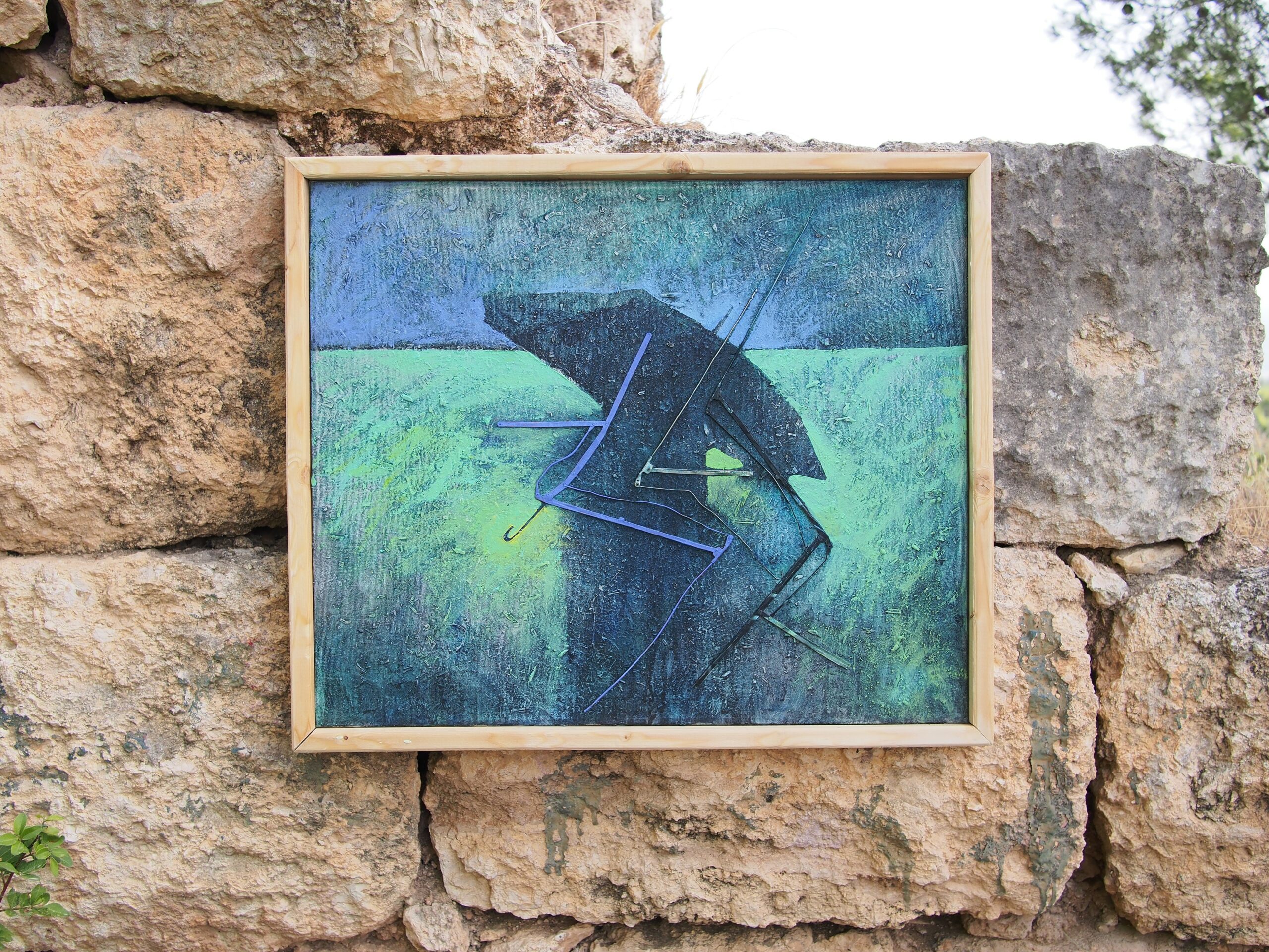 Peinture montrant la toile-parapluie, encadrée de bois clair et accrochée à un rude mur de pierre sèche en plein air - l'œuvre rendue au grand air et aux éléments contre lesquels elle protégeait jadis.