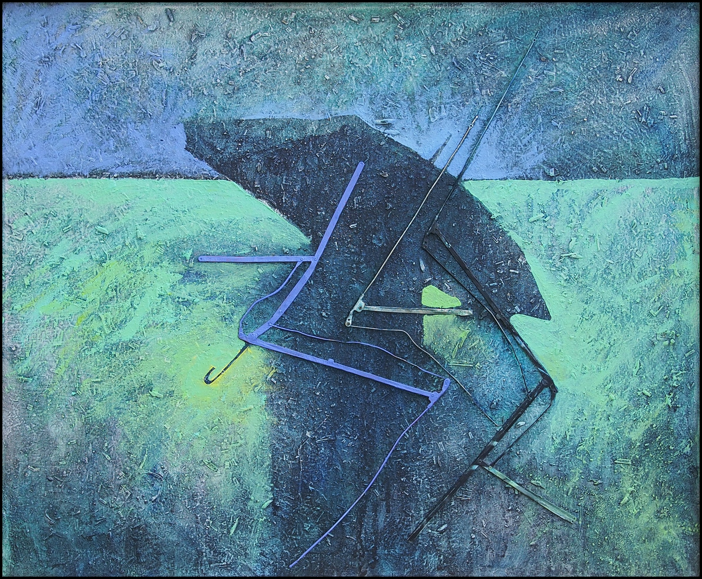 Peinture d'un parapluie noir et brisé, tombé et ouvert dans un champ lumineux sous un ciel couvert, sa carcasse tordue et sa poignée courbe largement déployées, une tache de lumière brillant à son côté.