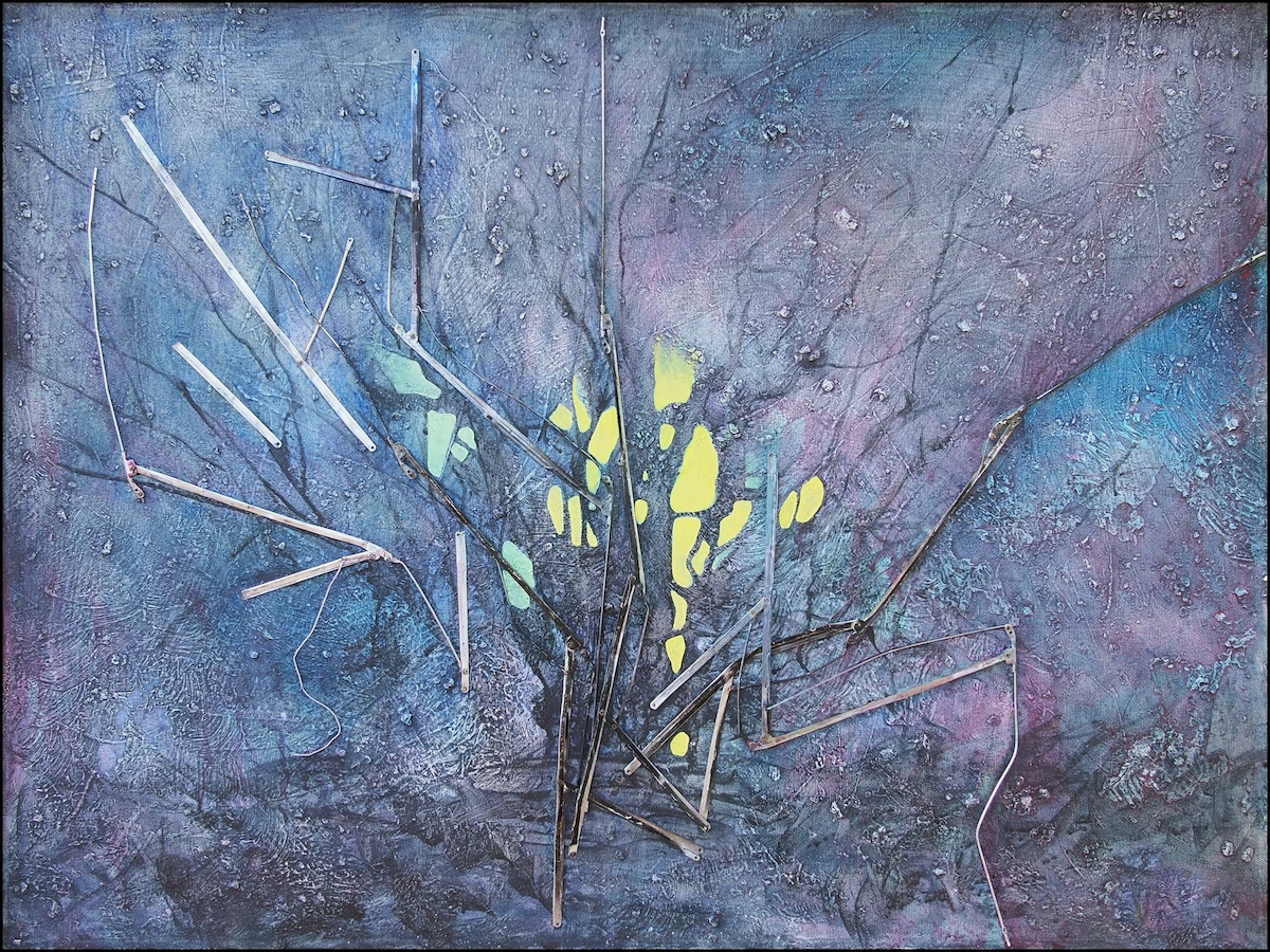 Dipinto di un piccolo albero spuntato dalla terra scura, con rami formati da un gruppo di stecche di ombrello e foglie luminose impigliate tra le stecche, su un campo screziato e materico.